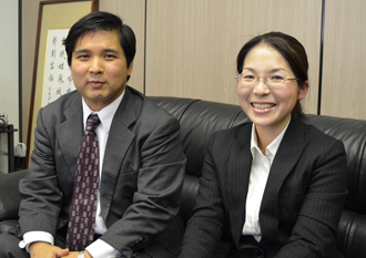 左から、事務局長の藤岡さんと就職支援情報サービス担当の神元さん。