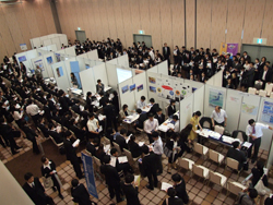 就職フォーラムでは多くの留学生が就職のチャンスをつかんでいる。