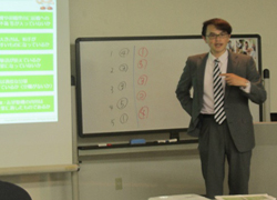 20年間、留学事業に携わり、留学生の就職サポート経験も豊富な本橋さん。Global ACEのセミナーで。©JAOS