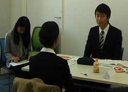 自分の長所は他人が思っている長所と少し違うかも。Global ACEのキャリアコンサルティングでは、その人の新たな魅力を発見し、就活力アップのお手伝いをします。©JAOS